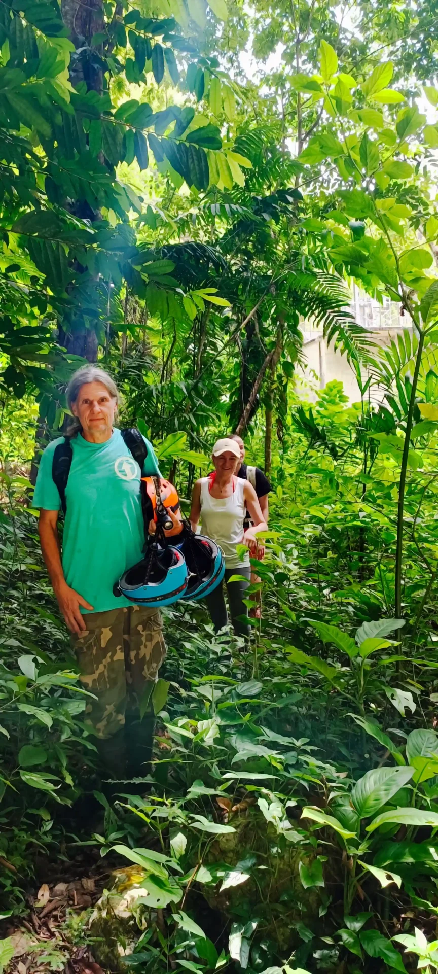 Guide und Gäste auf einer geführten Dschungeltour